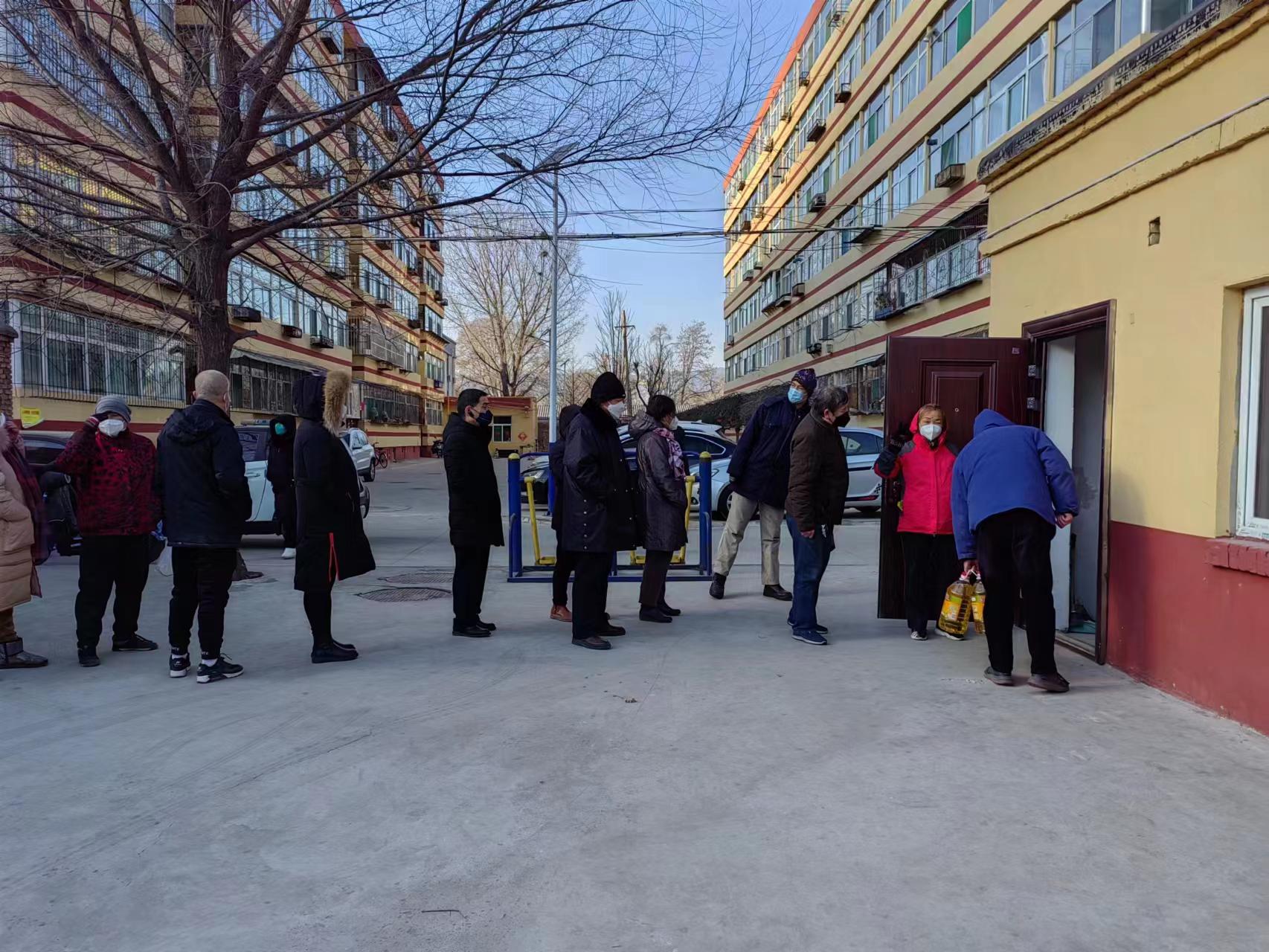 情系离退休职工，，，，，暖心礼包送祝福