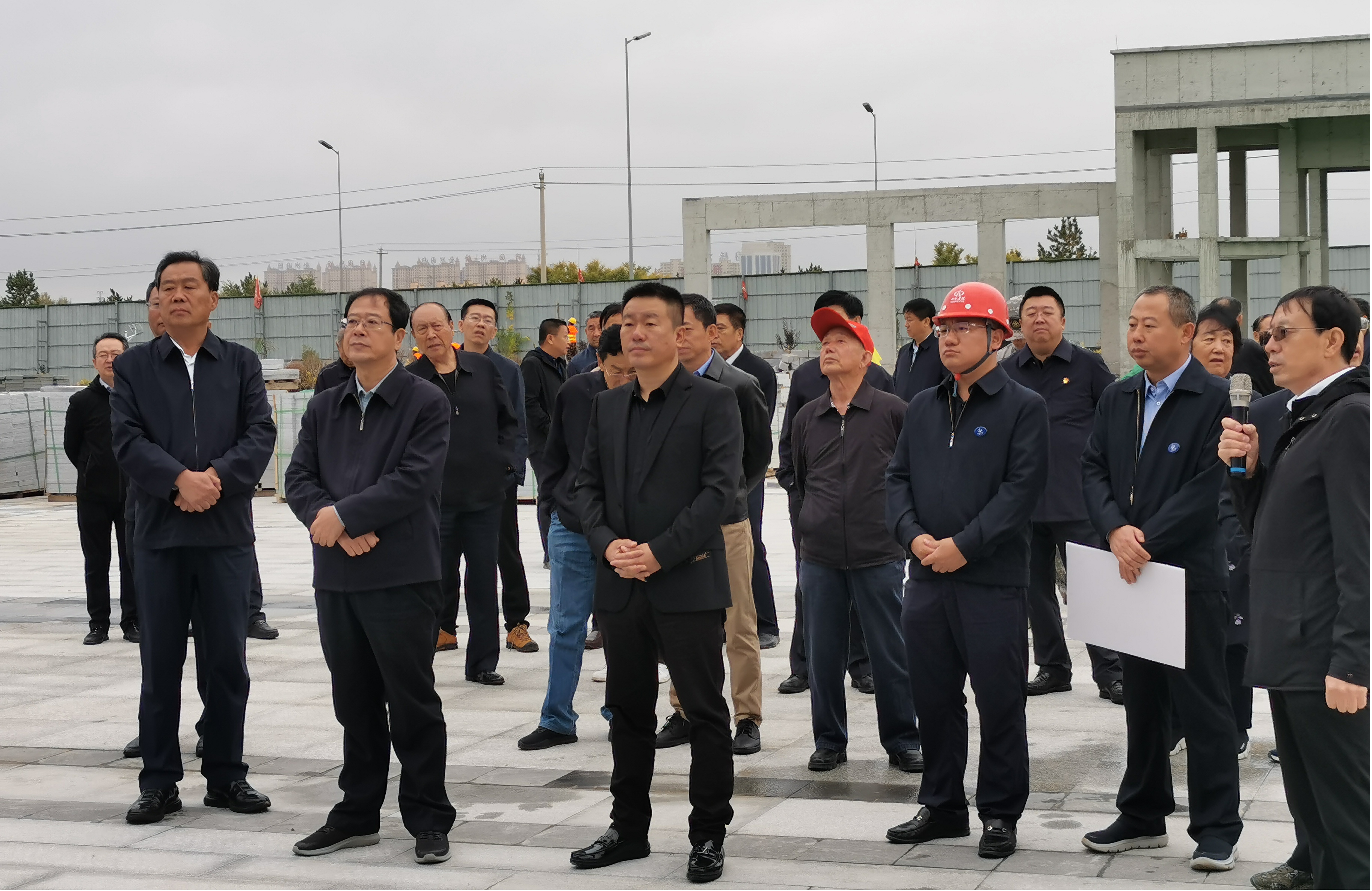 朔州市委书记在山西建投总承包部承建的朔州市一中新校区冰球突破项目调研